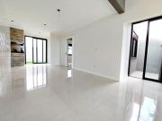 Casa térrea com 3 dormitórios e suíte, lareira, pátio...