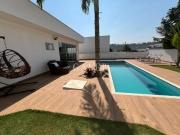 CASA TÉRREA. PORTEIRA FECHADA COM 3 SUÍTES E PISCINA NO...