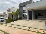 Casa Térrea porteira fechada com 3 suítes em Condomínio...