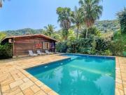 Casa térrea rústica com piscina a 500 metros da praia...