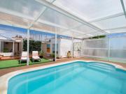 Casa terrera con piscina privada y amplio jardín