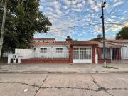 Casa tipo chalet en alquiler – 2/3 dormitorios – Cochera...