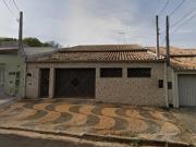 Casa totalmente reformada com 03 dormitórios, localizada...