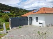 Casa totalmente remodelada com dois pisos e um hectar de...