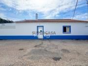 Casa tradicional, com 2 quartos e pequeno quintal,...