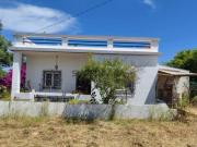 Casa tradicional com terreno e armazém