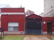 Casa tres ambientes con fondo y terraza a la venta en Wilde