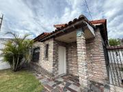 Casa tres ambientes con jardin y cochera venta Bernal...