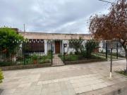 Casa tres dormitorios y patio a cuatro cuadras de...