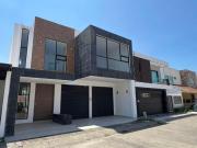 Casa tres niveles, amplios espacios, dentro de...