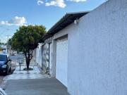 Casa três quartos, de esquina com casinha nos fundos,...