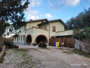 Casa trifamigliare con 2 garage ed un ettaro di terreno...