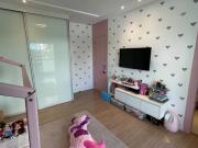 Casa triplex com cinco suítes, no condomínio blue house...