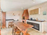 Casa triplex de 230m², poucos metros da praia Enseada