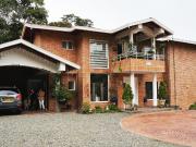 CASA UBICADA EN UNIDAD CERRADA EN EL ESCOBERO DE 2.196 M2