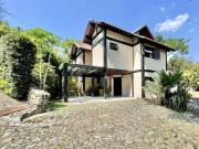 Casa única e integrada à natureza na Fazendinha, em...