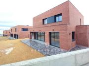 Casa unifamiliar a cuatro vientos con piscina privada y... Casa unifamiliar a cuatro vientos con piscina privada y...