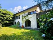 Casa unifamiliare con grande giardino spettacolare