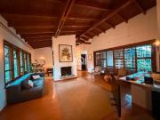 Casa à venda no miolo da Granja Viana