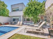 Casa venta 2 dormitorios 3 baños Cochera Pileta 230mts2...