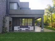 Casa venta 4 dormitorios 4 baños 600mts2 totales Abril...