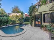 CASA VENTA 7 AMBIENTES SUITE COCHERA JARDÍN PILETA...