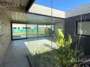 CASA VENTA BARRIO SANTA EMILIA 4 AMBIENTES COCHERA