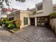 CASA VENTA CASTELAR NORTE 5 AMBIENTES JARDIN PISCINA