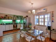 CASA VENTA CASTELLS LA PLATA PILETA JARDÍN BANCO