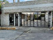 Casa en Calle Cerrada en Cd. Satélite con Vigilancia...