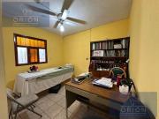 Casa venta con consultorio ideal para doctor a pie de...