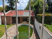 Casa venta con gran jardín y pileta para actualiza