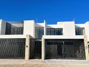 Casa/ VENTA de 2 plantas a Pie de Calle en Temozón Norte