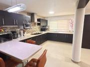 Casa en Venta Remodelada de 3 Pisos en Jardines de la...