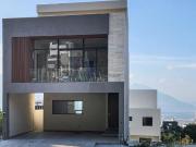 Casa venta, frente a parque