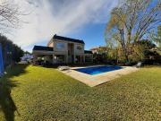 Casa venta La Candida con piscina La Plata