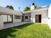 CASA VENTA LA PLATA 2 DORMITORIOS QUINCHO PARRILLA