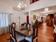 CASA VENTA LA PLATA 3 DORMITORIOS DE CATEGORÍA