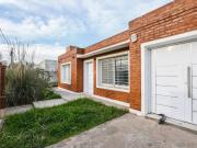 CASA VENTA TRES DORMITORIOS AMPLIOS AMBIENTES JARDIN...