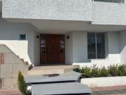 ¡Bajo de Precio! Casa de Ensueño con Jardín y Vista al...