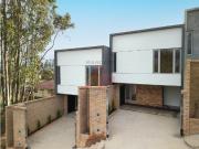 CASA VIP EN VENTA CON AREA VERDE SECTOR RACAR PLAZA CUENCA