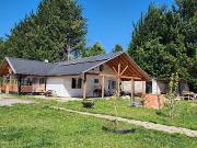 CASA Y CABAÑAS EN TERRENO CON PISCINA Y ENERGÍA SOSTENIBLE