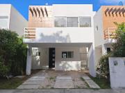 CASA EN VENTA EN PLAYA DEL CARMEN DE 3 REC. SIN MUEBLES