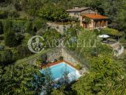 Casale con Giardino e Piscina a Sale nel Cuore del...