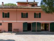 Casale con piscina, annessi e 4 ettari di terreno – a...