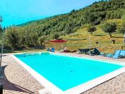 Casale con piscina e terreno nelle colline umbre di...