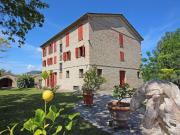 Casale con piscina su tre livelli 620m² Arcevia