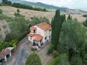 Casale con vista panoramica a Montecatini Val di Cecina...