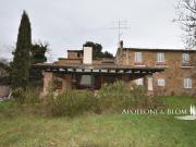 Casale da ristrutturare con terreno a Castelmuzio, Siena...