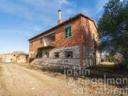 Casale da ristrutturare in posizione incantevole a 30 km...